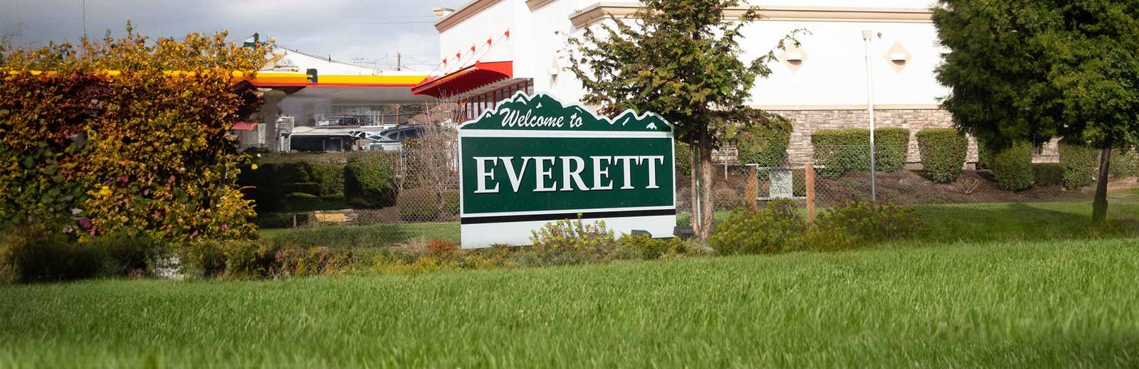 Welcome sign to Everett WA for junk removal.